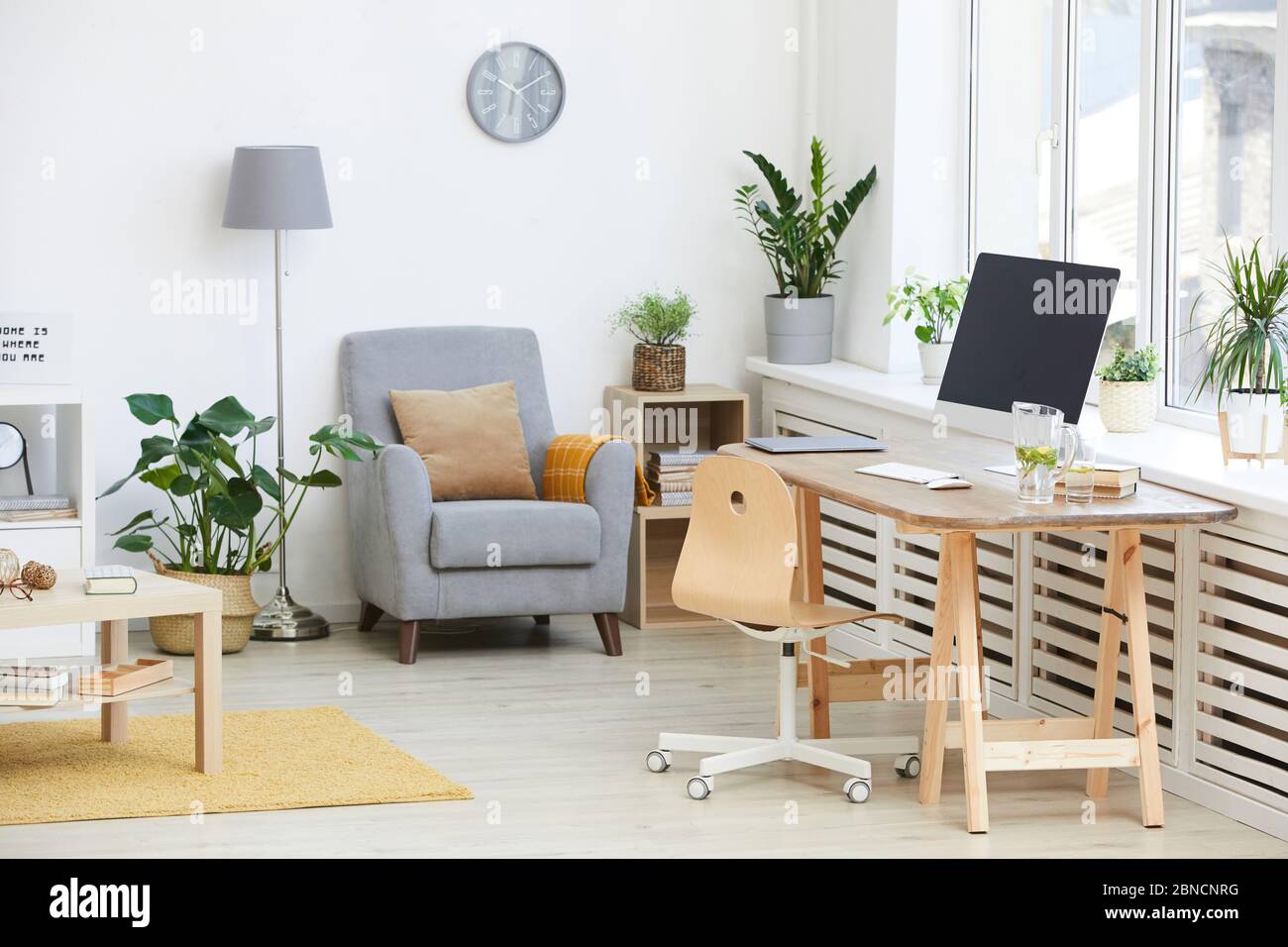 Image d'une chambre avec mobilier moderne dans l'appartement Banque D'Images