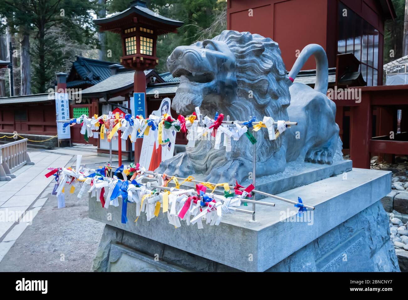 Tochigi, Japon - 21 mars 2019 : vue du lion de Ninja Nikko Futarasan dans un sanctuaire Shinto de la ville de Nikko, une petite ville de la préfecture de Tochigi au Japon Banque D'Images