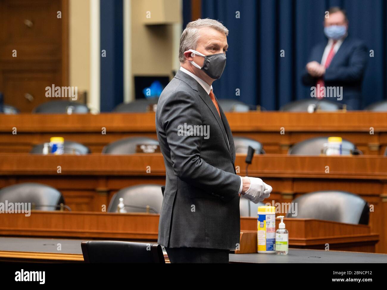 Washington DC, États-Unis. 14 mai 2020. Le Dr Richard Bright, ancien directeur de l'autorité de recherche et de développement biomédical avancé, arrive pour témoigner devant le sous-comité de l'énergie et du commerce de la Chambre sur la santé pour discuter de la protection de l'intégrité scientifique en réponse à l'éclosion de coronavirus à Capitol Hill, à Washington, DC, le jeudi 14 mai 2020. Bright, expert en vaccins devenu dénonciateur, affirme avoir été retiré de son poste par les responsables de l'administration Trump pour avoir refusé de soutenir des traitements non prouvés contre le coronavirus. Crédit : UPI/Alay Live News Banque D'Images