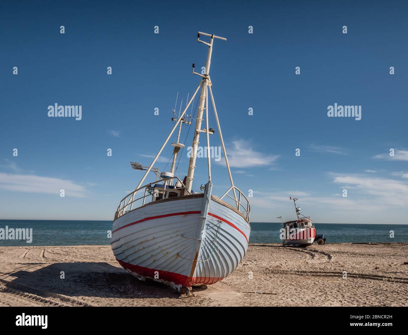 Bateaux de pêche côtiers sur la plage de Thorup Strand, en mer du Nord, au Danemark Banque D'Images