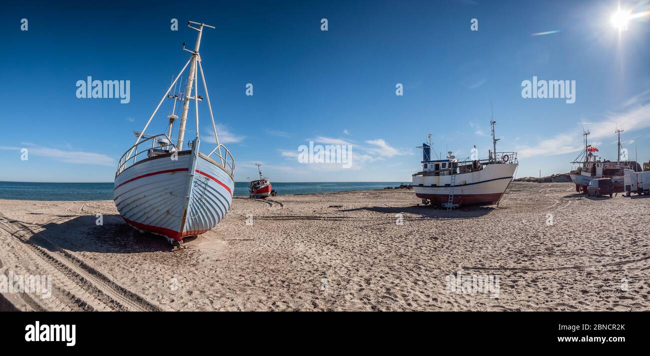 Bateaux de pêche côtiers sur la plage de Thorup Strand, en mer du Nord, au Danemark Banque D'Images