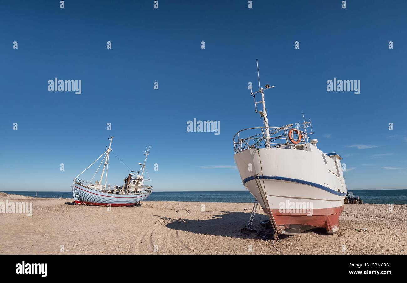 Bateaux de pêche côtiers sur la plage de Thorup Strand, en mer du Nord, au Danemark Banque D'Images