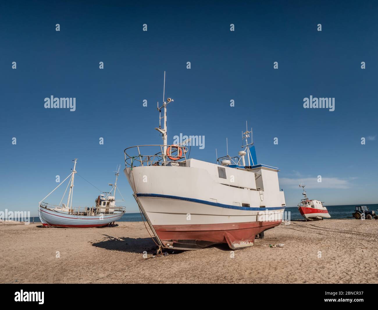 Bateaux de pêche côtiers sur la plage de Thorup Strand, en mer du Nord, au Danemark Banque D'Images