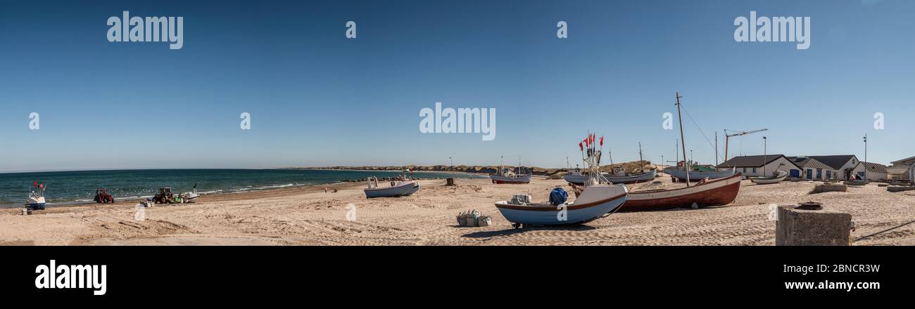 Bateaux de pêche côtiers sur la plage de Klitmoeller Strand, en mer du Nord, au Danemark Banque D'Images
