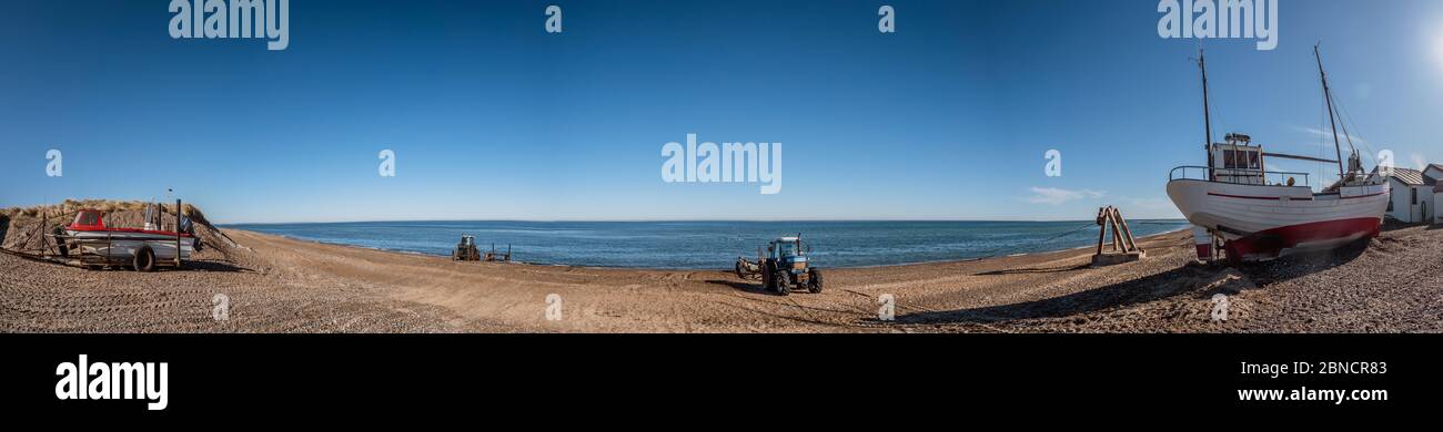 Bateaux de pêche côtiers sur la plage de LildStrand, en mer du Nord au Danemark Banque D'Images