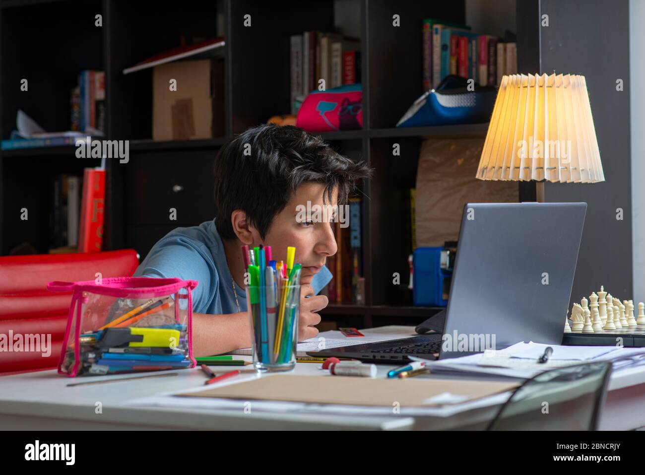 Un lycéen apprenant à domicile pendant le confinement de Covid-19, Surrey, Royaume-Uni Banque D'Images