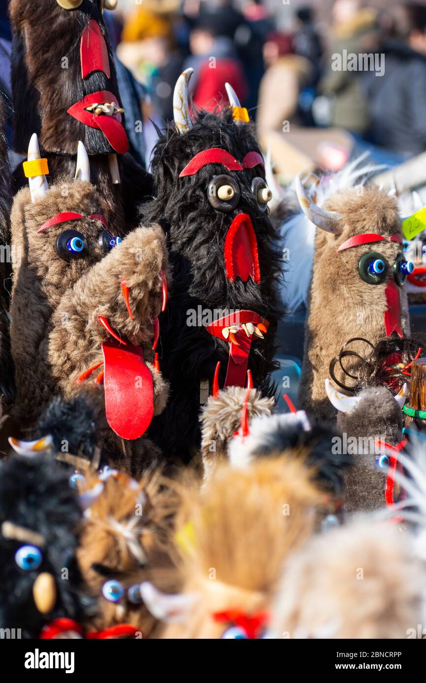 Les poupées mommers exécutent des rituels avec des costumes, destinés à effrayer les mauvais esprits pendant le festival international de jeux de mascarade Surva. Banque D'Images