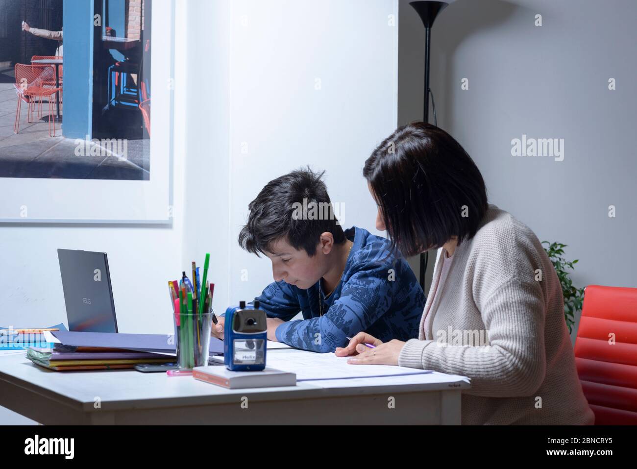 Parent aide les élèves du lycée à étudier à la maison, Royaume-Uni Banque D'Images