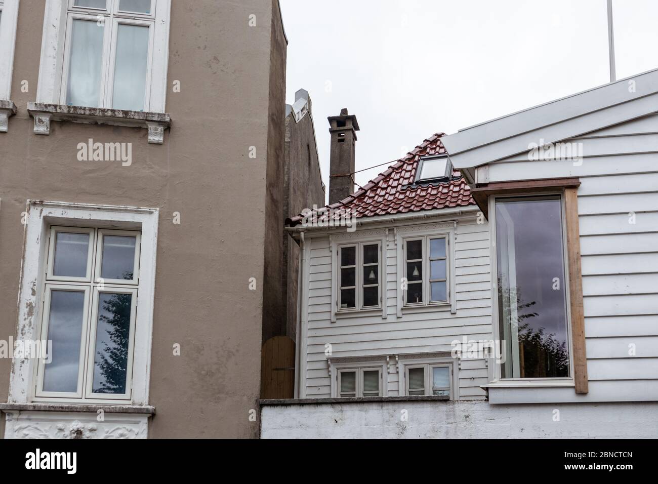 Petite maison blanche traditionnelle nordique cachée dans les rues de Bergen, Norvège Banque D'Images