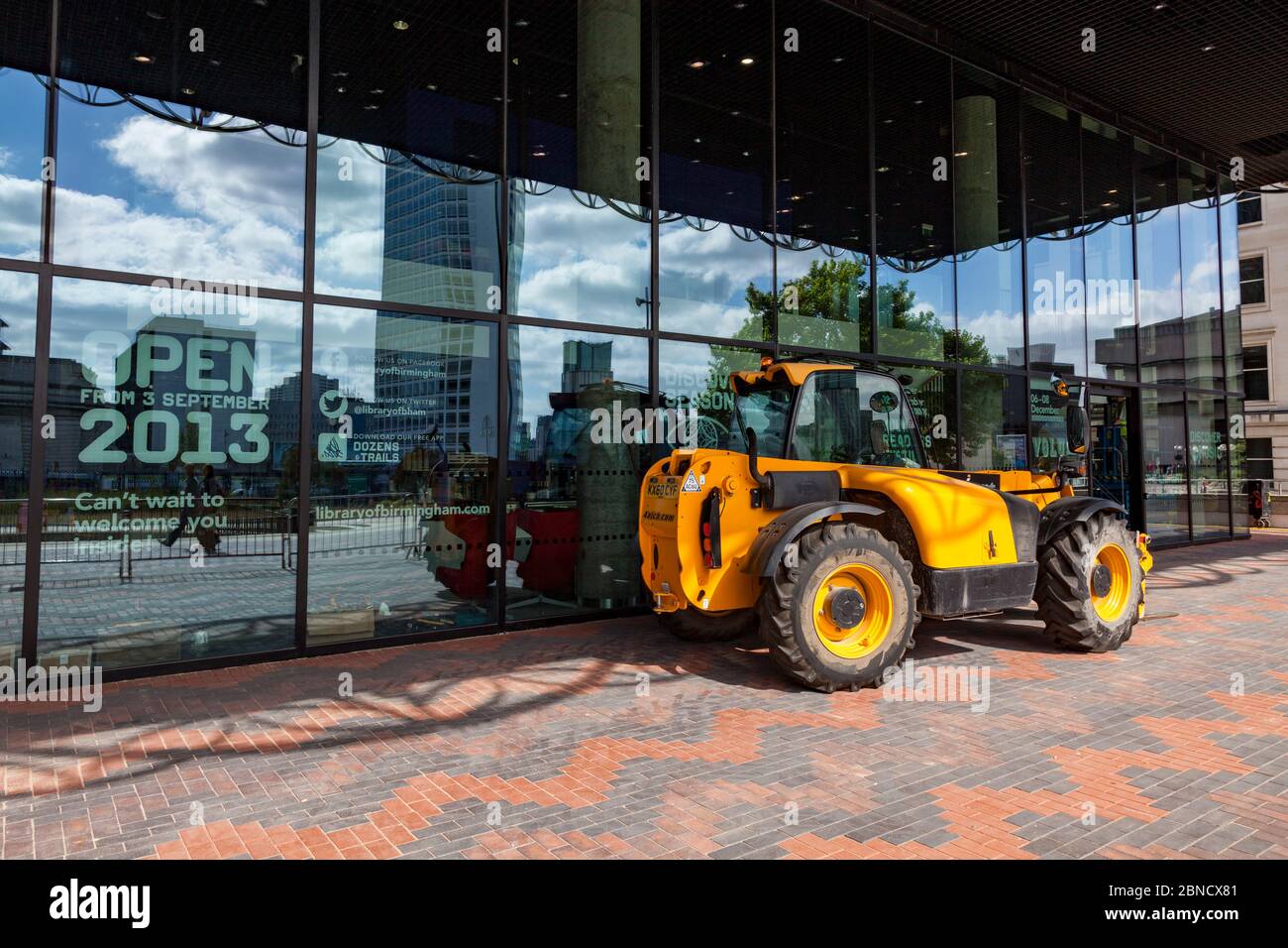 Un véhicule de construction devant la nouvelle Bibliothèque de Birmingham, place du Centenaire, avant son ouverture en septembre 2013, Birmingham, Angleterre Banque D'Images