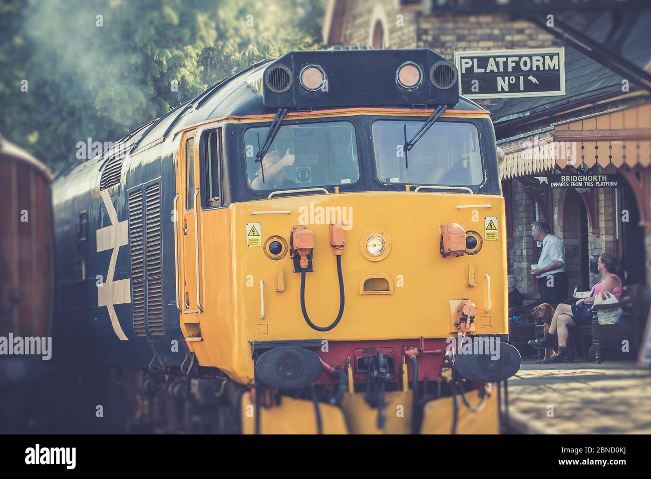 Vue de face rétro de la locomotive diesel britannique d'époque qui quitte la gare, Severn Valley Heritage Railway. Formez le conducteur en lui donnant le pouce. Banque D'Images