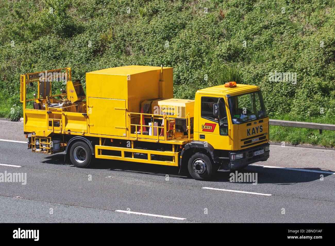 Kays Highway Maintenance ; transport de camions, camion, transport, camion jaune rigide, transporteur de fret, véhicule Iveco, transport commercial européen, industrie, M61 à Manchester, Royaume-Uni Banque D'Images