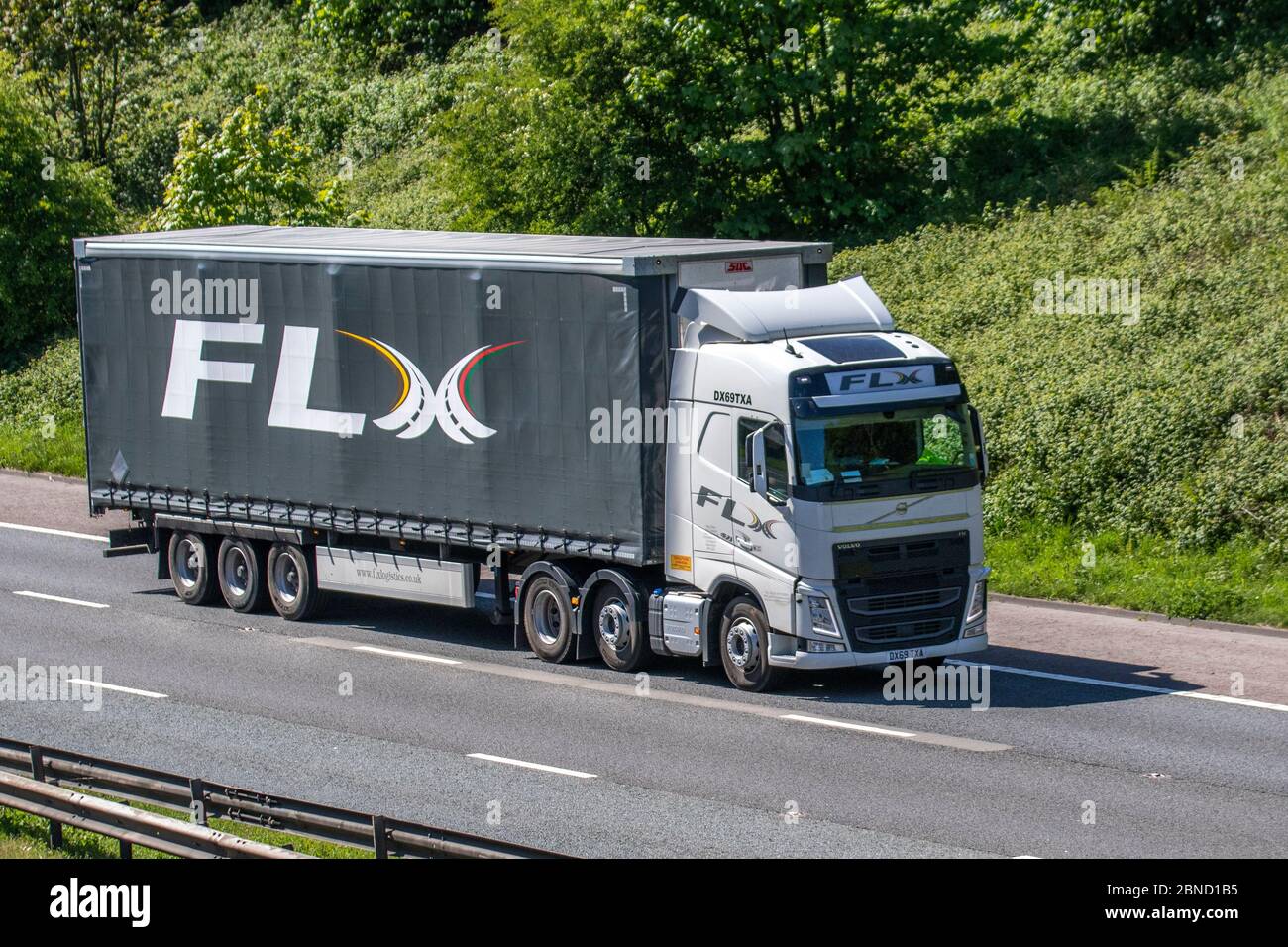 FLX Logistics Carrington; transport de camions, camion, transport, camion, transporteur de fret, véhicule Volvo, transport commercial européen, industrie, M6 à Manchester, Royaume-Uni Banque D'Images
