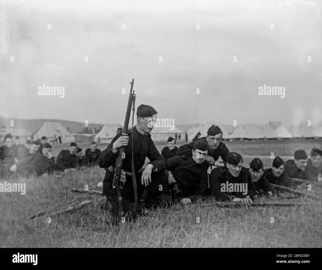 Photographies anciennes de la fin de l'époque victorienne, prises en 1903, montrant des membres du 2e London Rifles, ou du 2e City of London Rifle Volunteer corps. Il est incertain que ces photos aient été prises en Angleterre ou en Afrique du Sud, où beaucoup des volontaires étaient basés à ce moment. La photo montre un groupe de soldats entraînés avec des fusils, avec une rangée de tentes en toile derrière. Banque D'Images