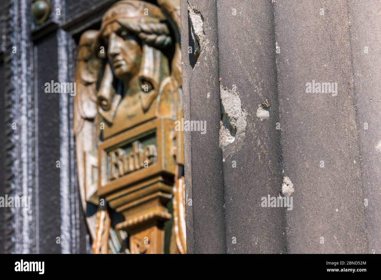 La bataille de Berlin pendant la Seconde Guerre mondiale, trous de balle sur le mausolée dans le cimetière du centre de Berlin Banque D'Images