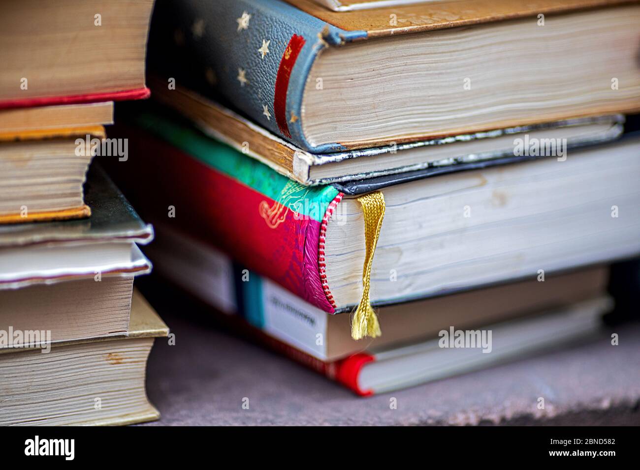 Une Pile De Vieux Livres A Vendre Un Livre Avec Un Signet De Tissu Jaune Photo Stock Alamy