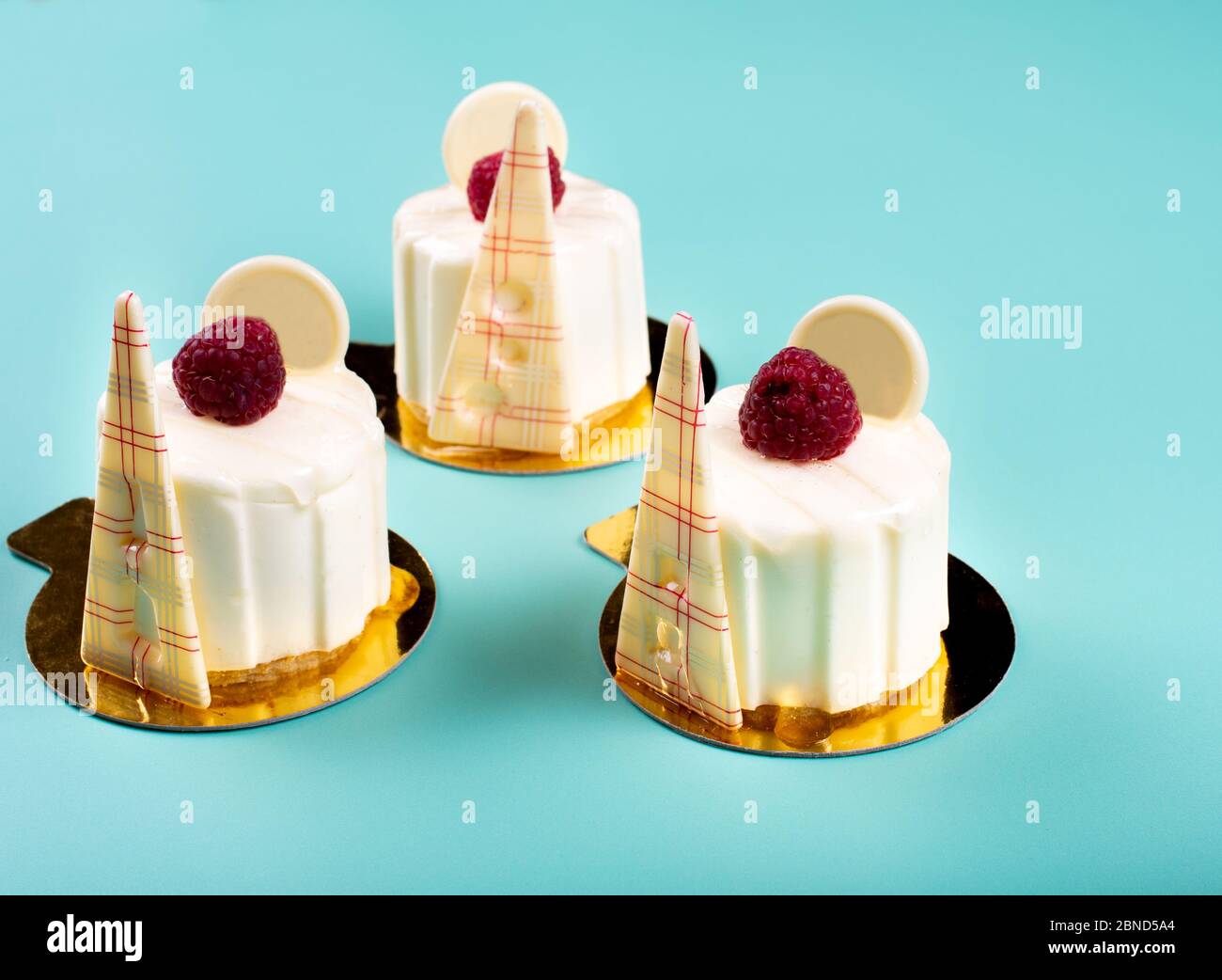 Mousse A Dessert Mangue Et Gateau Aux Fruits De La Passion Design Minimaliste Pose Plate Avec Espace Pour La Copie De Texte Arriere Plan Simple En Papier Colore Sweet Co Photo Stock