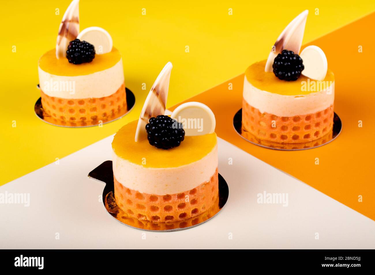 Mousse A Dessert Mangue Et Gateau Aux Fruits De La Passion Design Minimaliste Pose Plate Avec Espace Pour La Copie De Texte Arriere Plan Simple En Papier Colore Sweet Co Photo Stock