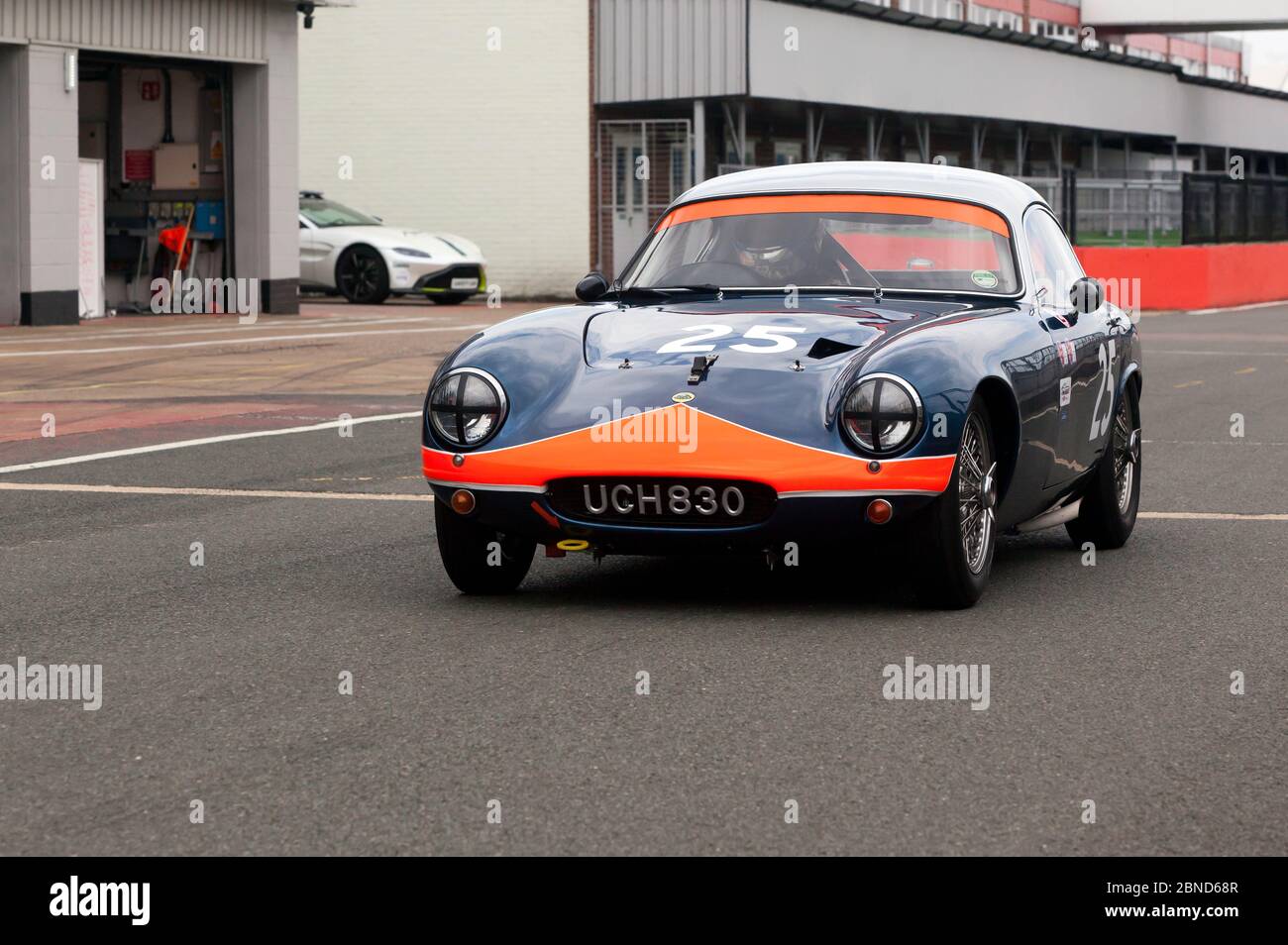 Sandy Watson's, Black and Orange, 1961, Lotus Elite en attente de la session de qualification du Trophée touristique RAC pour les voitures historiques (avant 63 GT) Banque D'Images