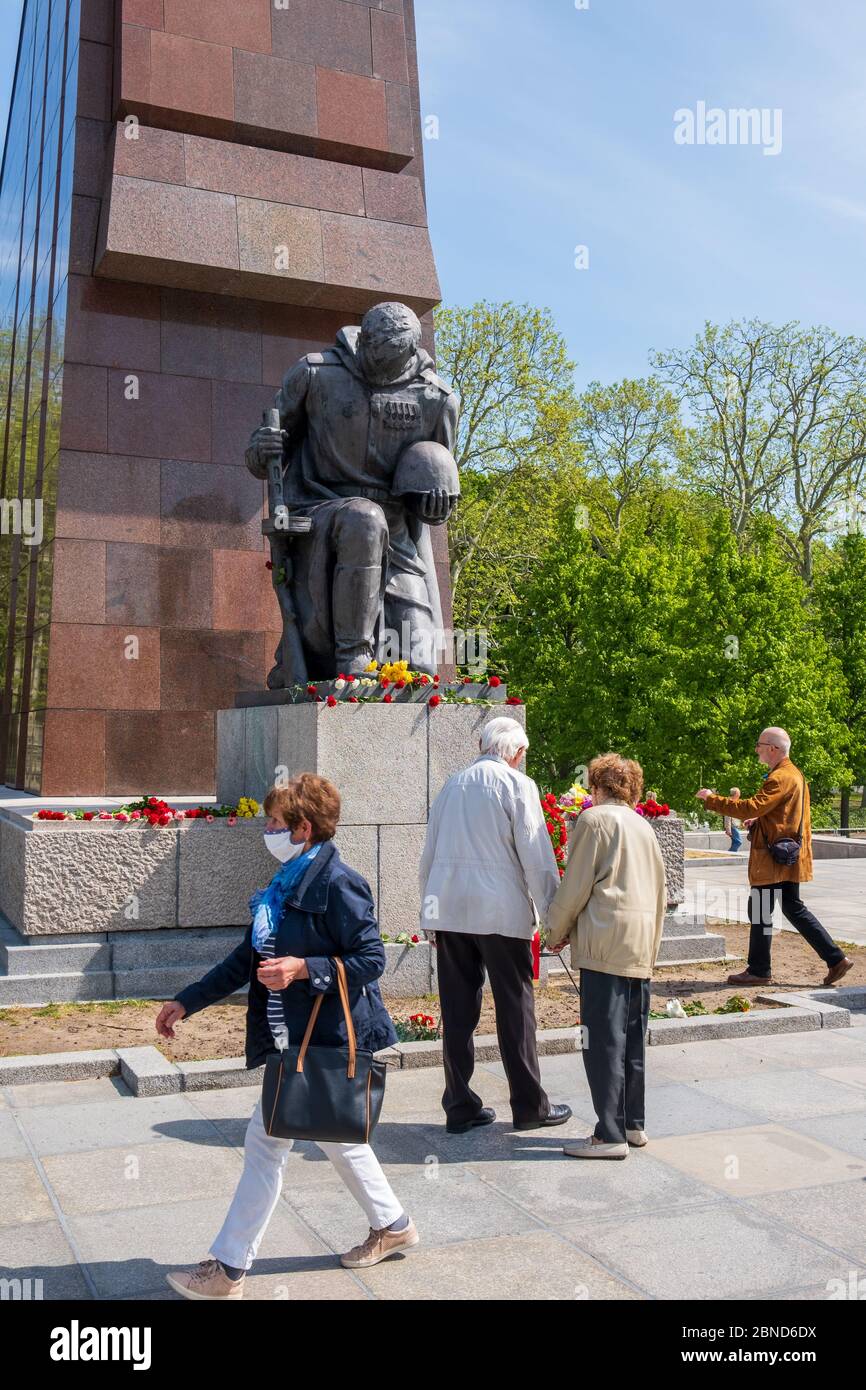 Les foules se rassemblent au monument commémoratif de guerre du parc Treptower à Berlin pour le 75e anniversaire de la fin de la deuxième Guerre mondiale le 8 mai 2020 Banque D'Images