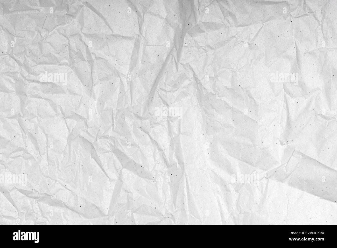 Texture de papier froissé blanc. Papier vierge froissé, surface texturée. Affiche grise grasseuse et macue. Gros plan. Papier de protection pour emballage. Banque D'Images