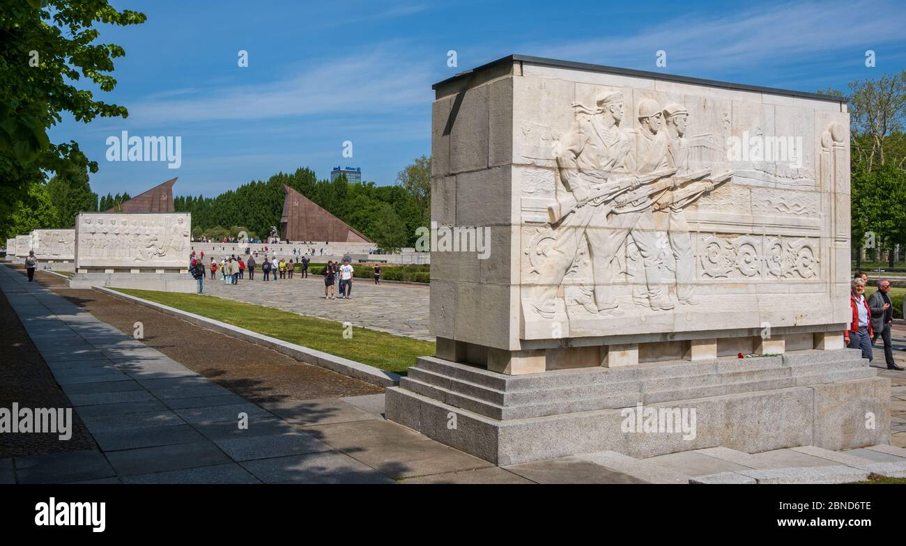 Les foules se rassemblent au monument commémoratif de guerre du parc Treptower à Berlin pour le 75e anniversaire de la fin de la deuxième Guerre mondiale le 8 mai 2020 Banque D'Images