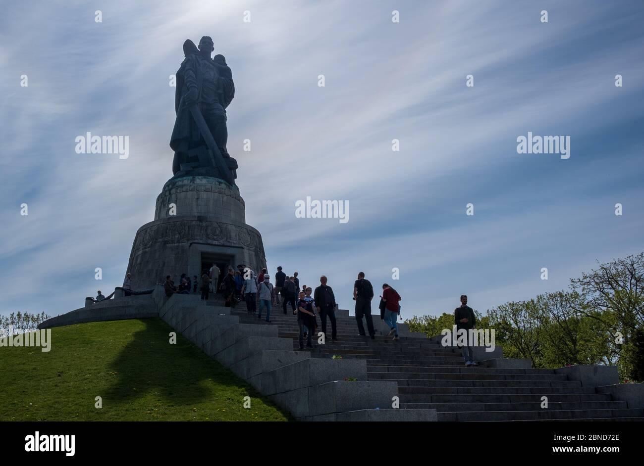 Les foules se rassemblent au monument commémoratif de guerre du parc Treptower à Berlin pour le 75e anniversaire de la fin de la deuxième Guerre mondiale le 8 mai 2020 Banque D'Images