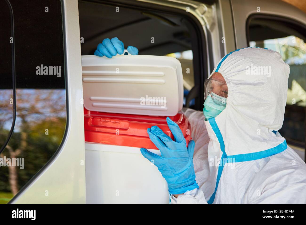 Examen du don d'organes par des professionnels de la santé dans des vêtements protecteurs pendant le transport et l'accouchement pendant la pandémie du coronavirus Banque D'Images