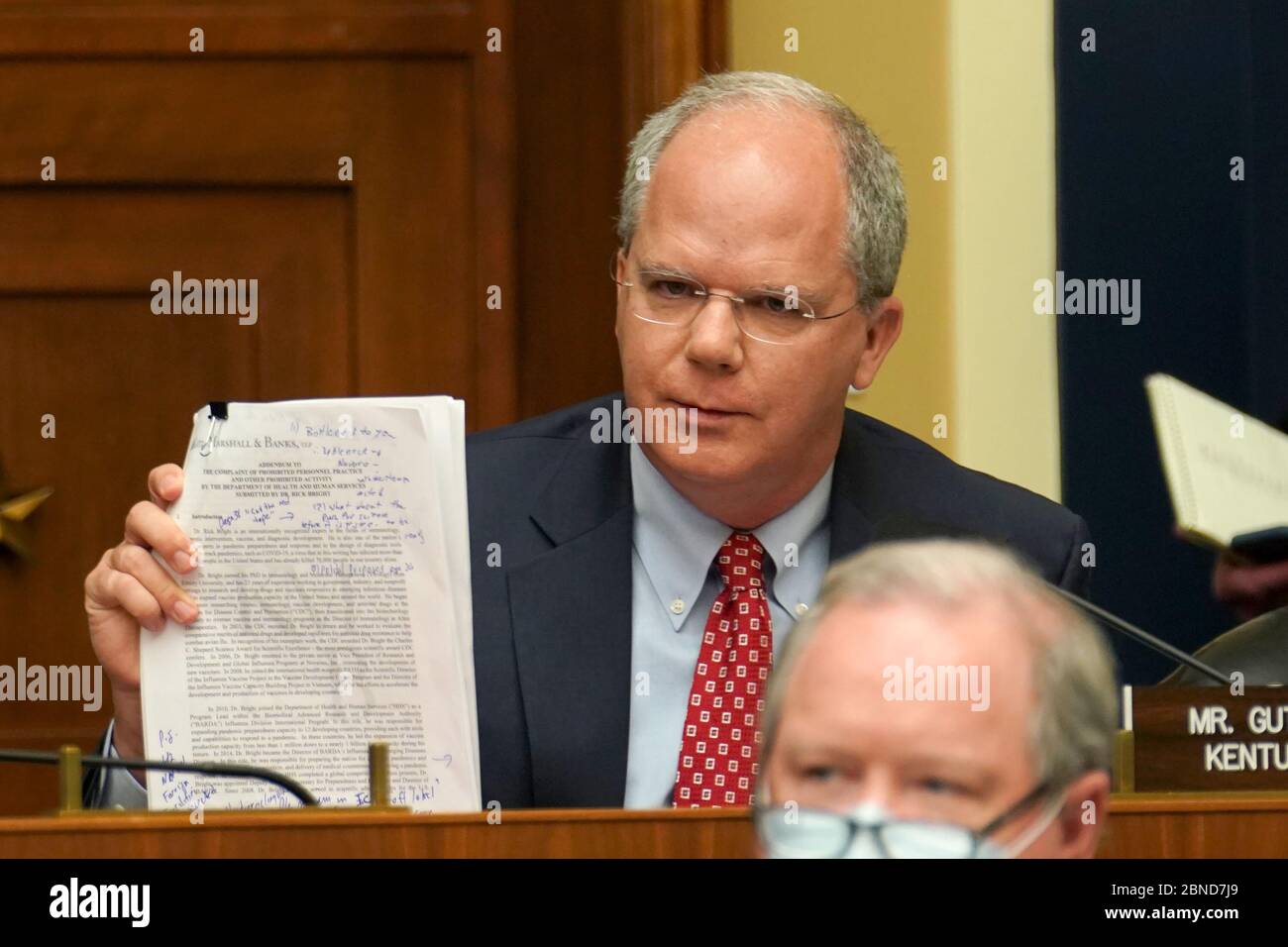 Washington, États-Unis d'Amérique. 14 mai 2020. Le représentant des États-Unis Brett Guthrie (républicain du Kentucky) pose des questions au Dr Richard Bright, ancien directeur de l'autorité de recherche et de développement biomédical avancé, lors d'une audience du sous-comité américain de l'énergie et du commerce sur la santé pour discuter de la protection de l'intégrité scientifique en réponse à l'épidémie de coronavirus le jeudi 14 mai. 2020.Credit: Greg Nash/Pool via CNP | usage dans le monde crédit: dpa/Alay Live News Banque D'Images