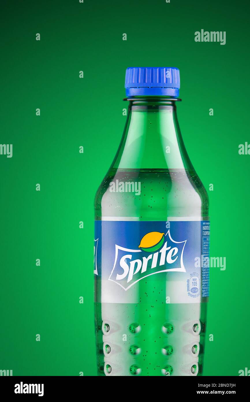 Minsk, Bélarus - 15 mai 2018 : bouteille de Sprite en plastique sur fond vert. Banque D'Images