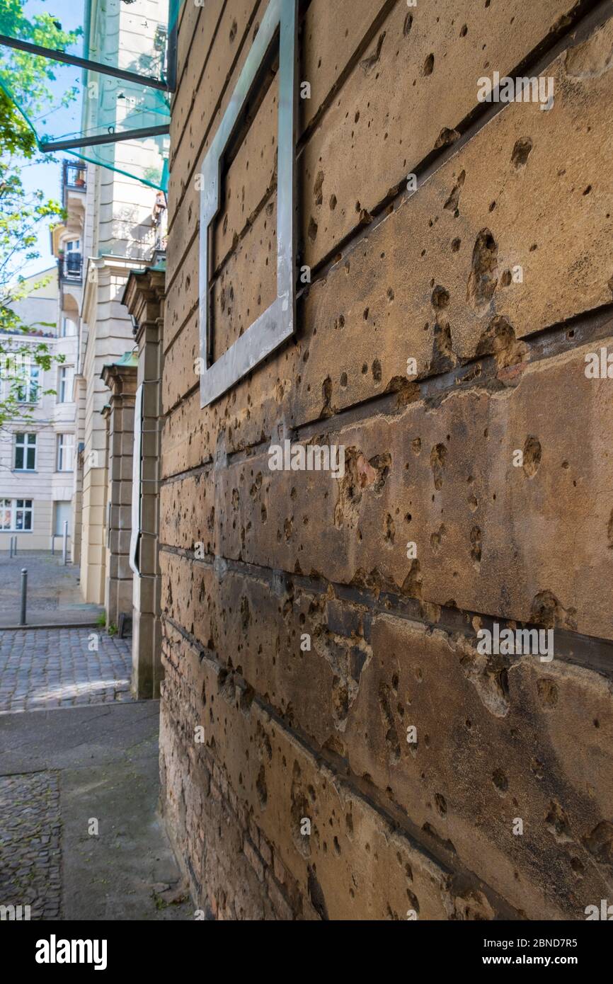 Trous de balles sur la façade d'un bâtiment dans le centre de Berlin de la seconde Guerre mondiale Banque D'Images