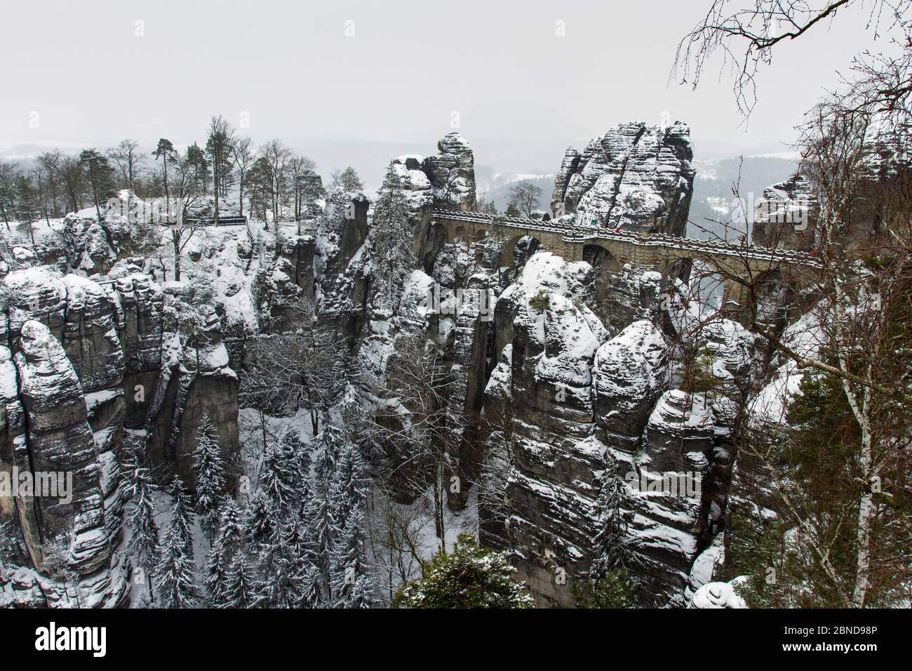 Bastei pont par l'intermédiaire des formations de roche de grès couvertes de neige, Sachsische Schweiz / Suisse Saxonne Parc National, l'Allemagne, juin 2010 Banque D'Images