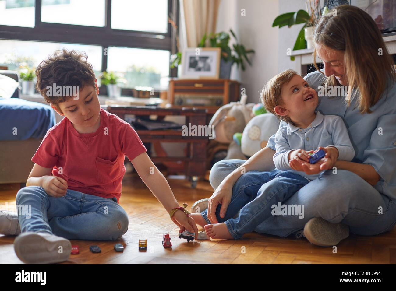 MOMENT D'AMOUR DE MÈRE HEUREUSE JOUANT AVEC SES ENFANTS Banque D'Images