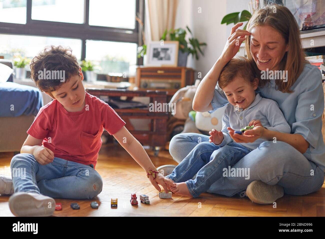 MOMENT D'AMOUR DE MÈRE HEUREUSE JOUANT AVEC SES ENFANTS Banque D'Images