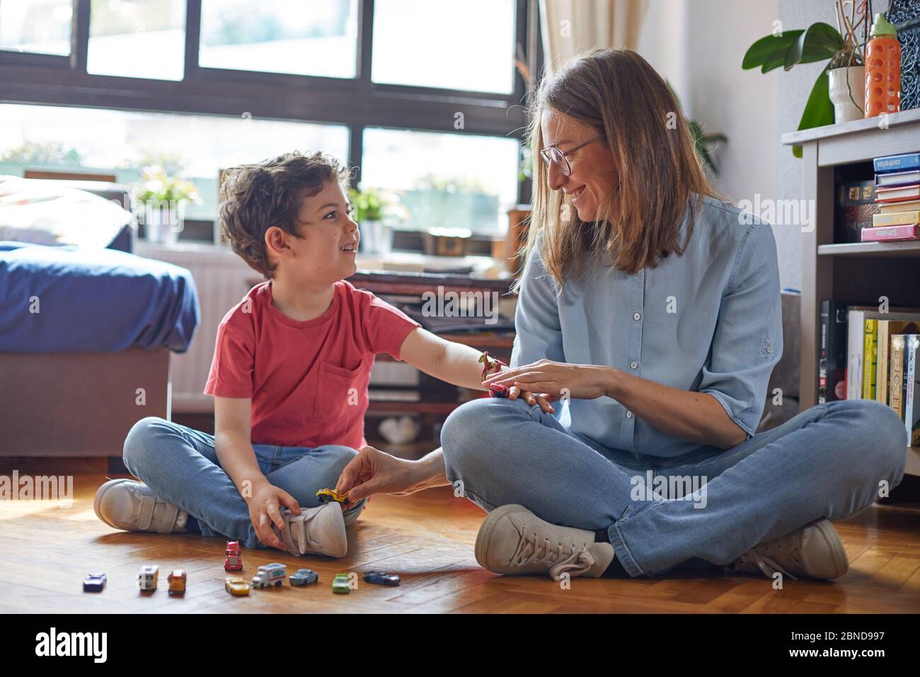 MOMENT D'AMOUR DE MÈRE HEUREUSE JOUANT AVEC SES ENFANTS. Banque D'Images