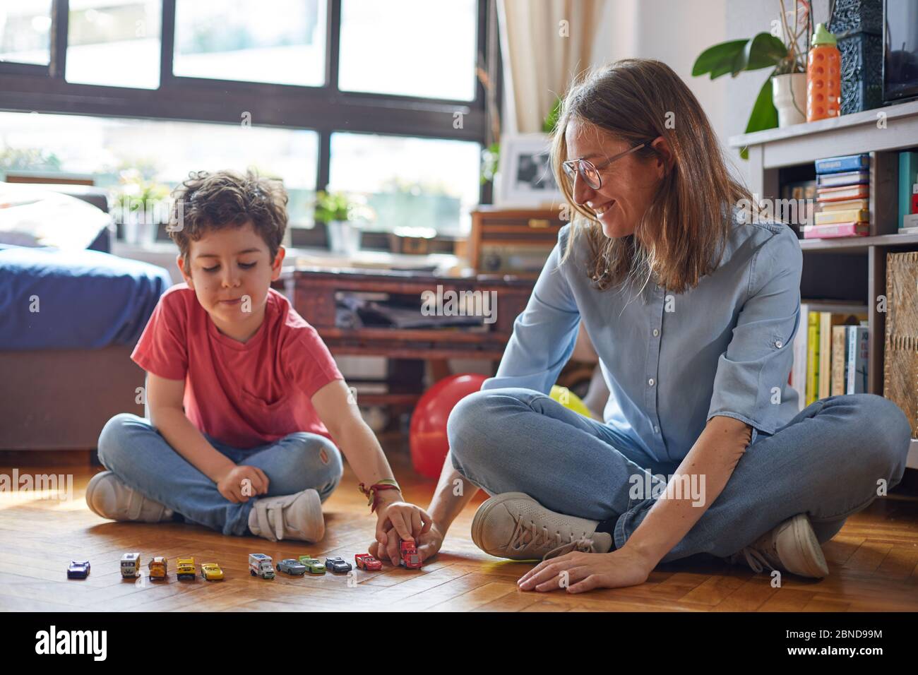 MOMENT D'AMOUR DE MÈRE HEUREUSE JOUANT AVEC SES ENFANTS. Banque D'Images