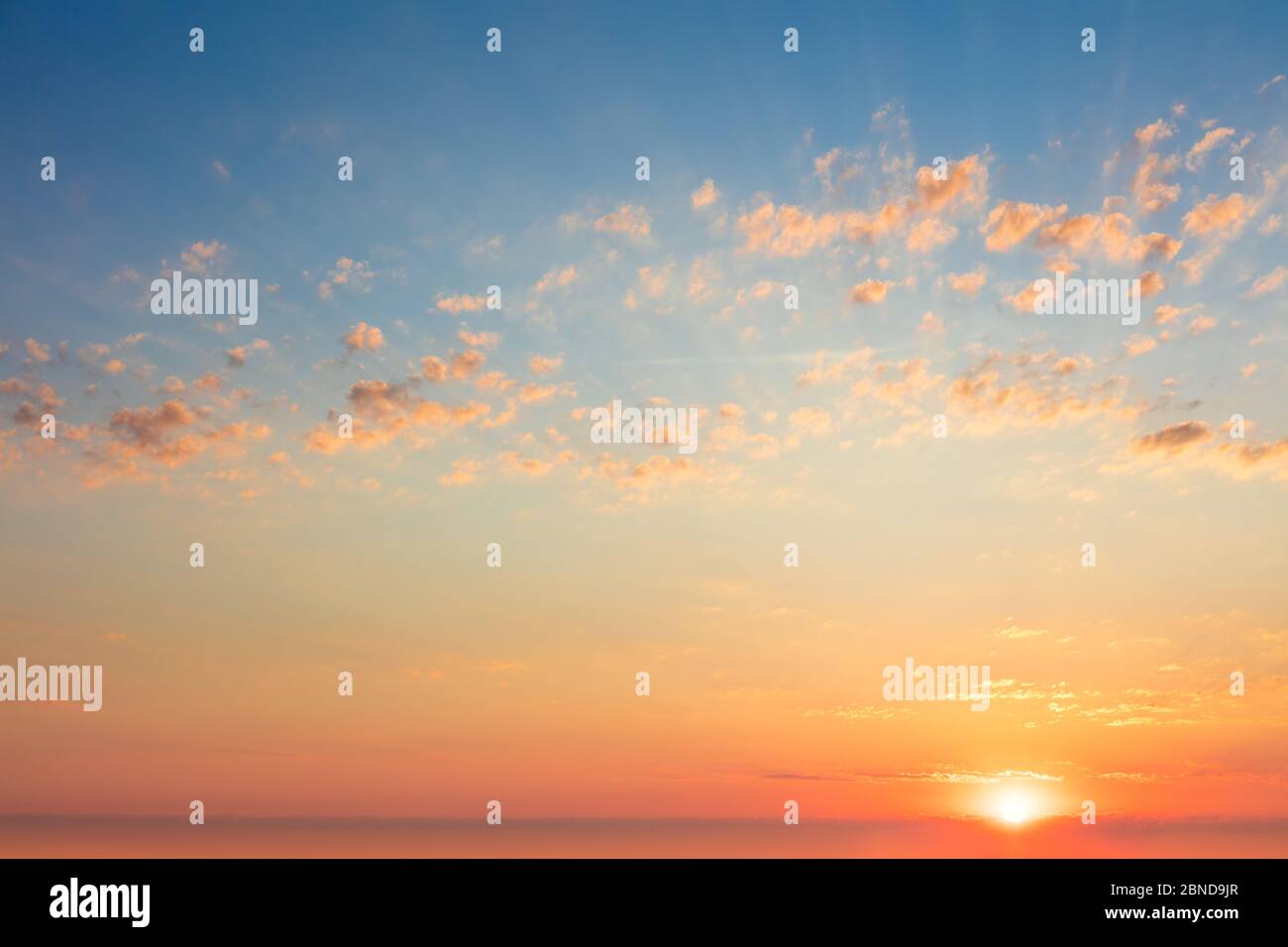 Ciel doux - coucher de soleil lever du soleil ciel avec des nuages légers et un vrai soleil Banque D'Images