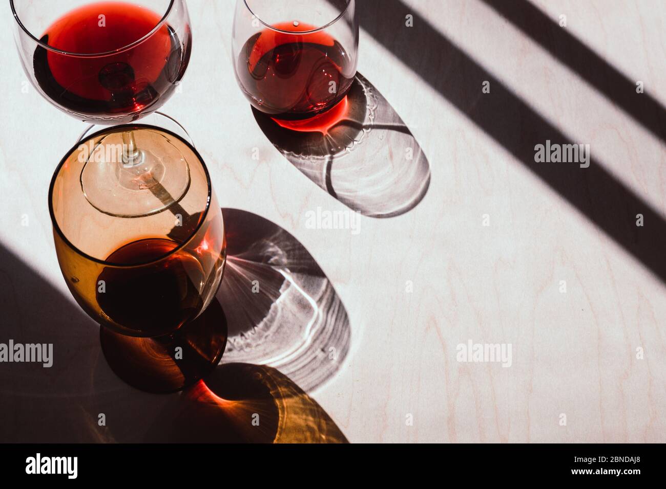 Vin rouge moussant de longues ombres de l'après-midi Banque D'Images
