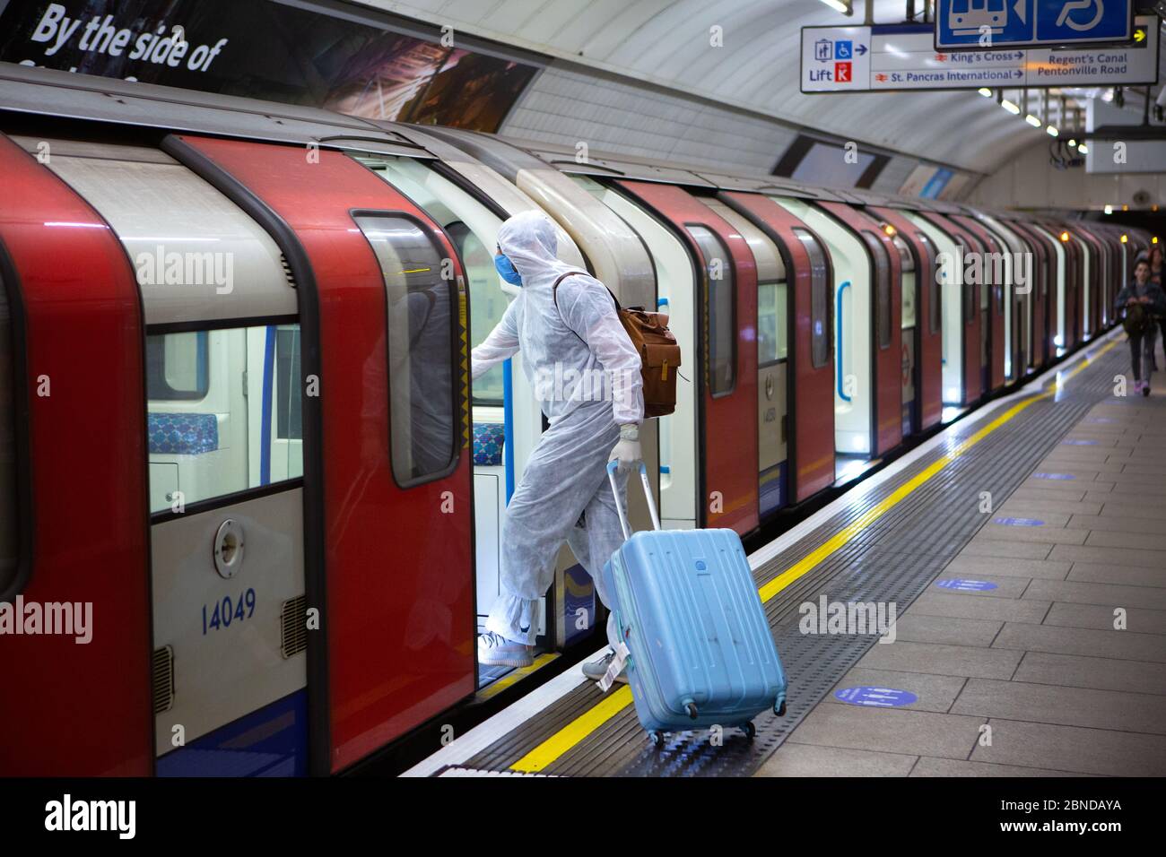 Un train de métro londonien est à bord d'un train de banlieue avec masque de protection Banque D'Images