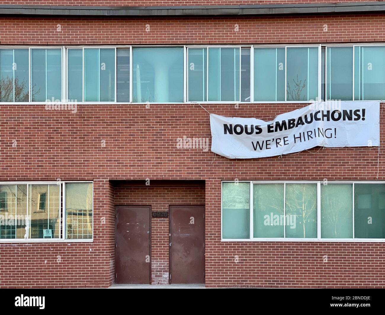 « nous embauchons » écrit dans deux langues officielles, Montréal canada Banque D'Images