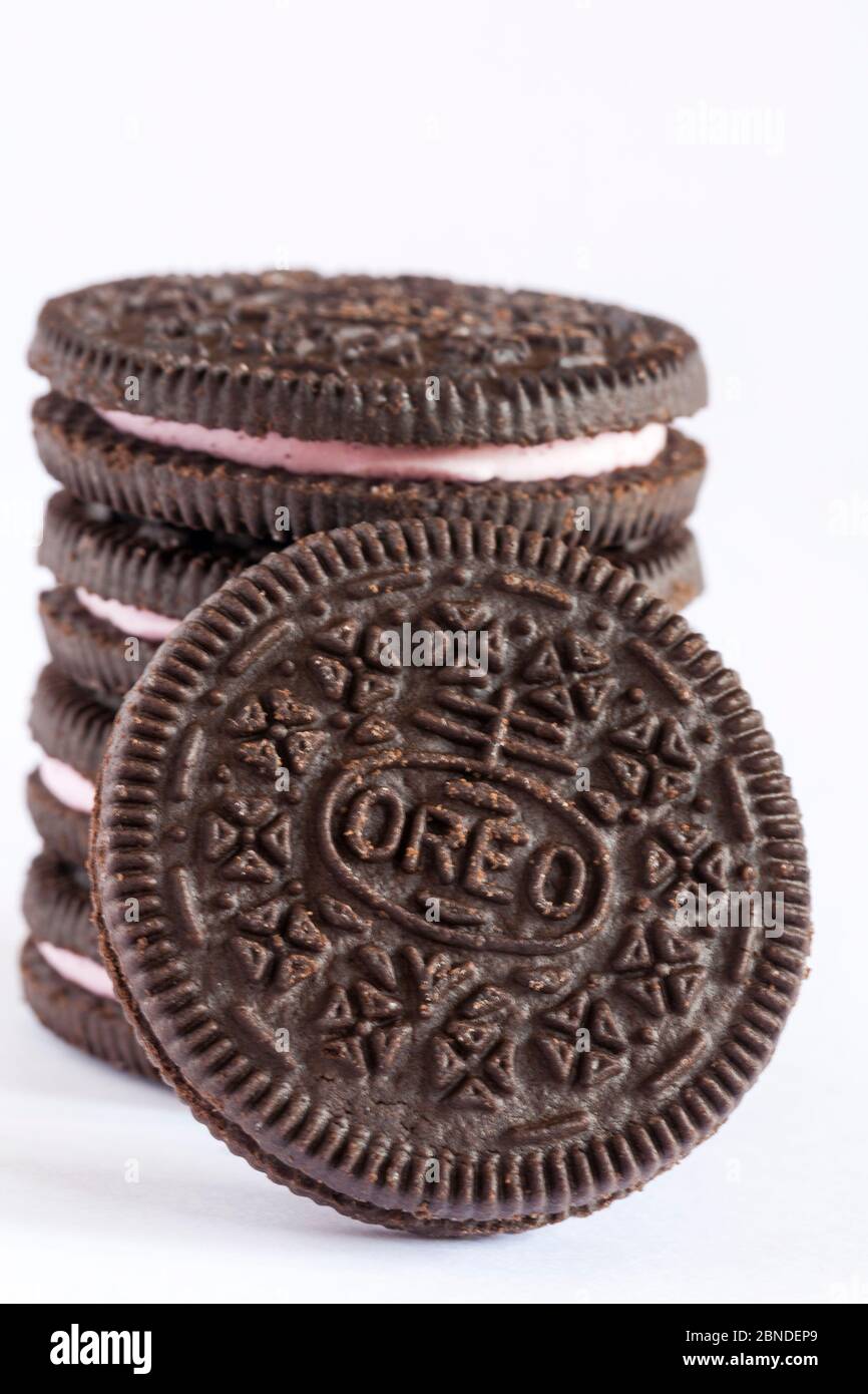 Pile De Gateau Au Fromage Aux Fraises En Edition Limitee De La Saveur Des Biscuits Oreo Isole Sur Fond Blanc Photo Stock Alamy Pile De Gateau Au Fromage Aux Fraises En Edition Limitee De La Saveur Des Biscuits Oreo Isole Sur Fond Blanc Photo Stock Alamy