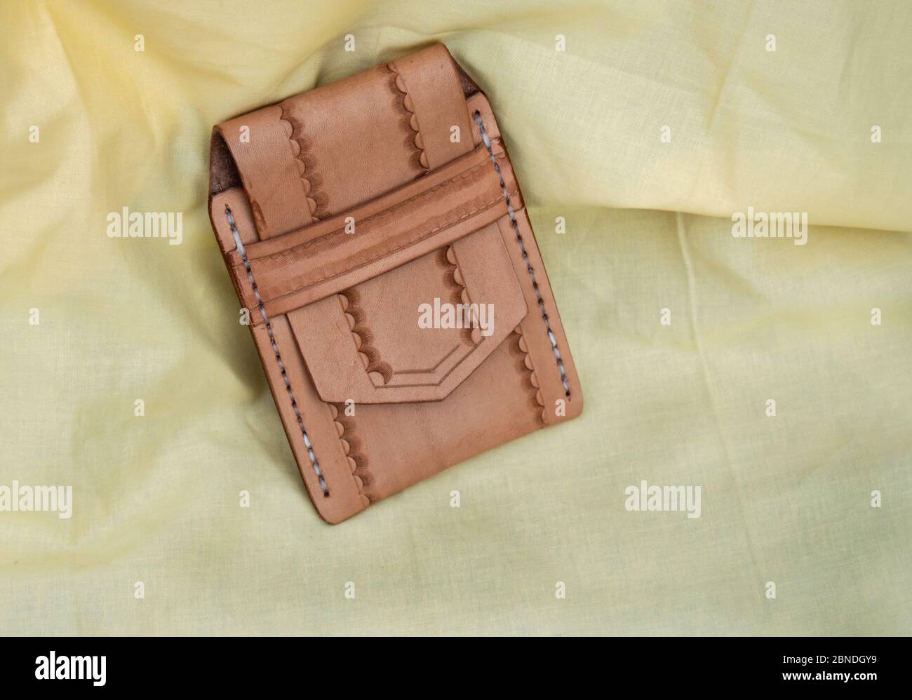 Étui en cuir pour téléphone cellulaire à outils à la main, en tissu jaune. Bokeh. Banque D'Images