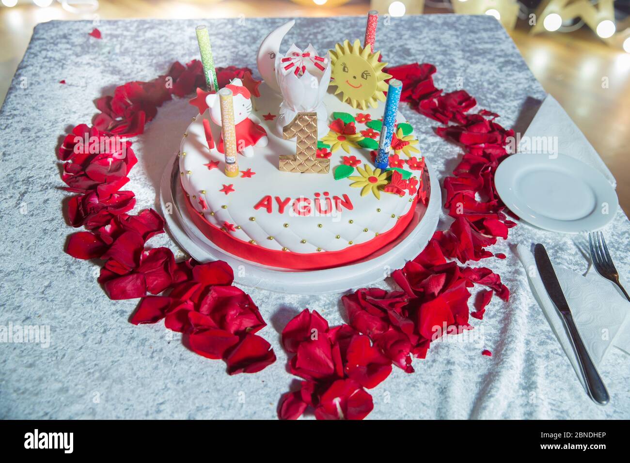 Un Coeur Fait De Petales Sur Une Table Blanche Gateau Blanc Anniversaire De Naissance A Un An Chat Soleil Lune L Ecriture D Aygun Azerbaidjan Bakou 03 12 Photo Stock Alamy