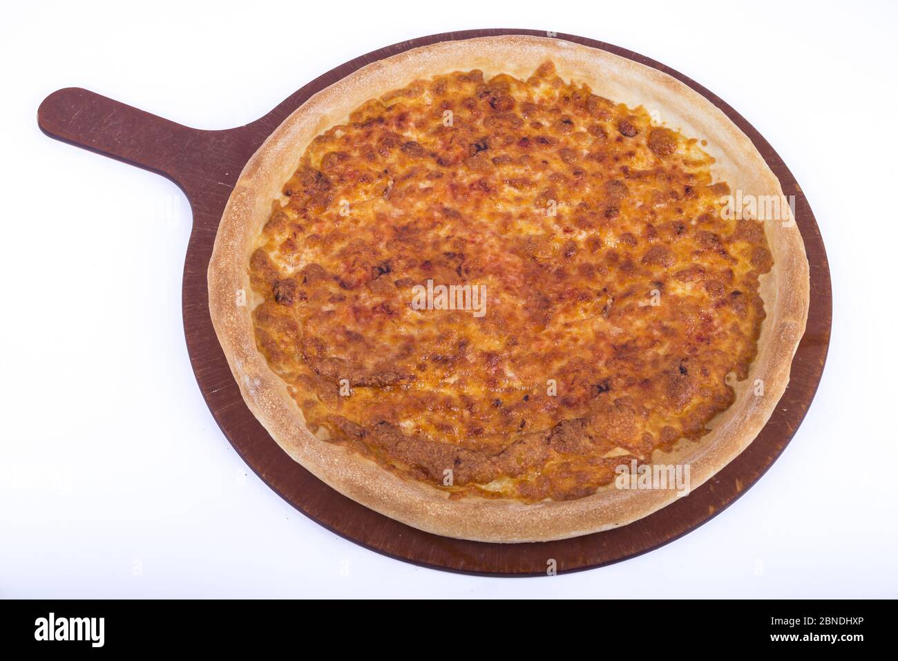 Délicieuse pizza cheesy sur une assiette en bois Banque D'Images