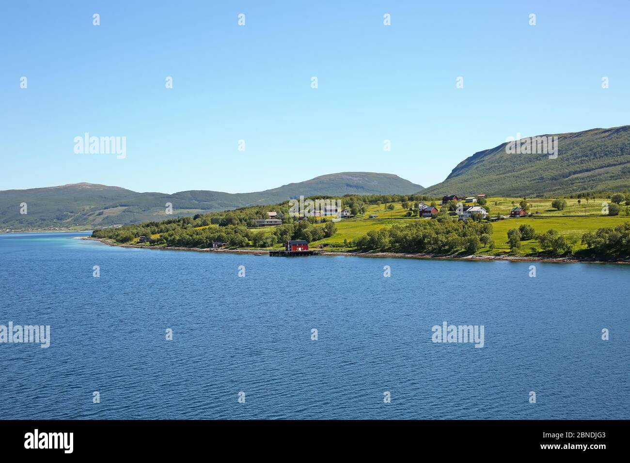 Magnifique paysage pittoresque de fjords, îles, village et passages intérieurs ; Andfjorden et Vestfjorden, entre Bodo et Hammerfest, Norvège. Banque D'Images