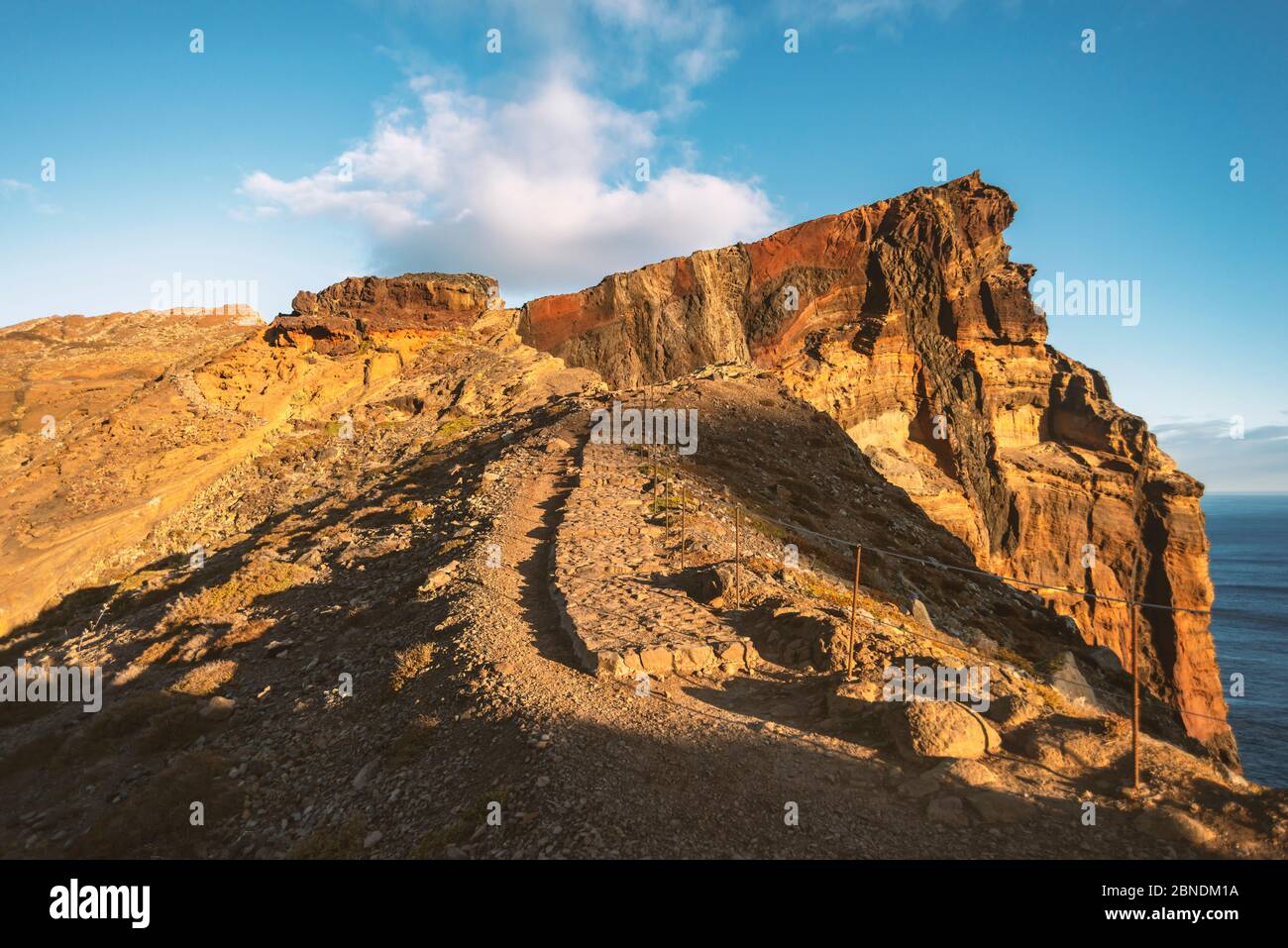 Sentier de montagne sinueux menant à la falaise rocheuse par matin ensoleillé sur l'île de Madère Banque D'Images