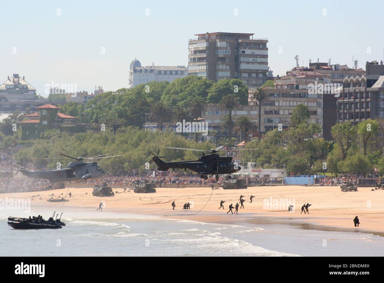 Série 40 de 165 dinghies en caoutchouc AAV-7A véhicules amphibies sur la plage et Eurocopter AS332B1 Super Puma et Sikorsky SH-3 Journée des forces armées Sea King Banque D'Images