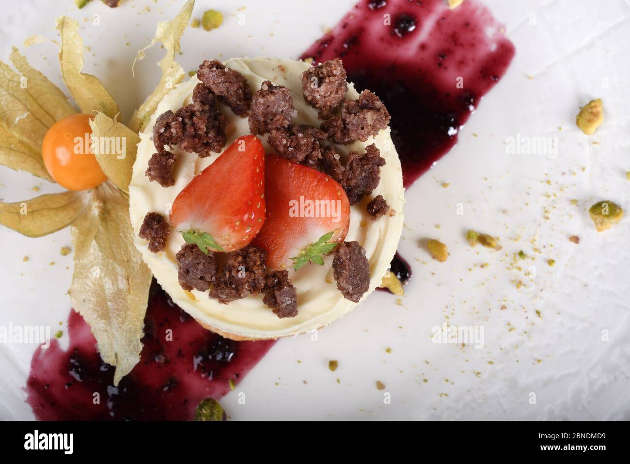 Mousse De Limoncello Avec Crumble De Biscuits Aux Amandes De Cacao Dessert Traditionnel Italien Avec Mousse A La Vanille Panna Citta Un Morceau De Gateau Sur Un Photo Stock Alamy