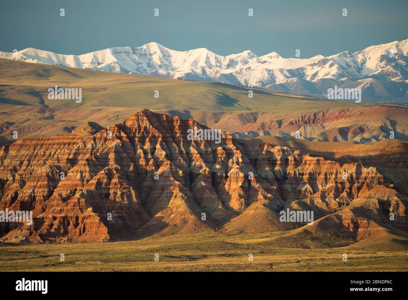 Dubois avec l'Absaroka Badlands enneigés des montagnes en arrière-plan. Dubois, Wyoming, USA, mai 2015. Banque D'Images