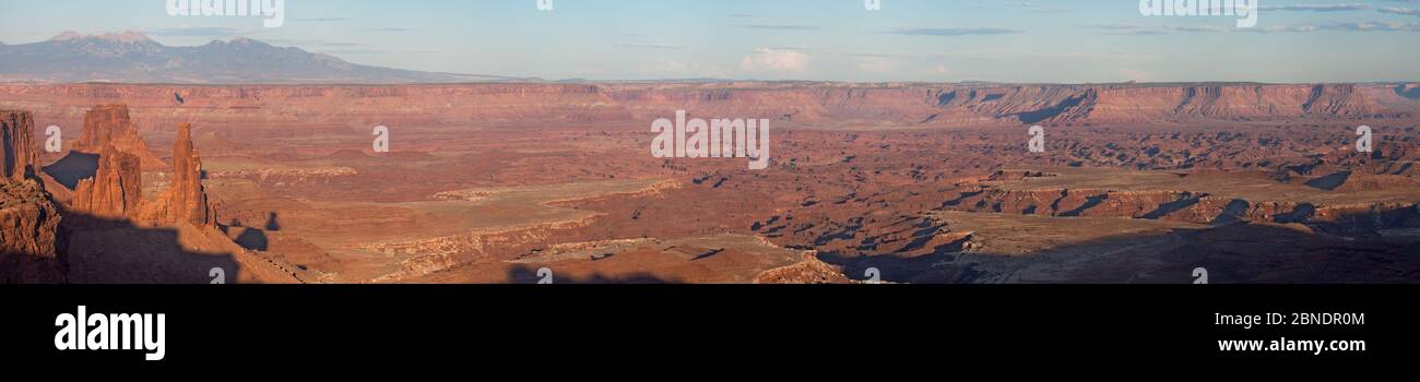 Panorama depuis Mesa Arch, Island in the Sky, Parc national de Canyonlands, Utah, États-Unis. Banque D'Images